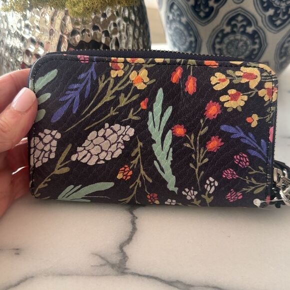 NWT Aimee Kesternberg Zip Around Wristlet in
Majestic Floral - Picture 4 of 8